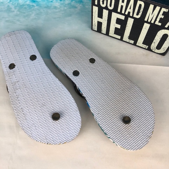 Hawaiian Print Flip Flops Size 8/9 - Picture 3 of 3
